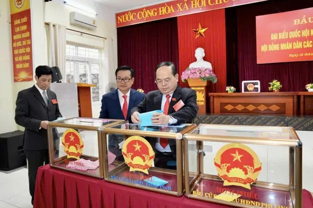 Ông Quản Minh Cường, Bí thư Tỉnh ủy Quảng Ninh bỏ phiếu bầu cử ĐBQH và bầu cử Hội đồng nhân dân các cấp tại khu vực bỏ phiếu số 16, phường Hạ Long.