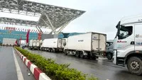 Hoạt động thông quan tại cửa khẩu Bắc Luân II. Ảnh: Quỳnh Nga