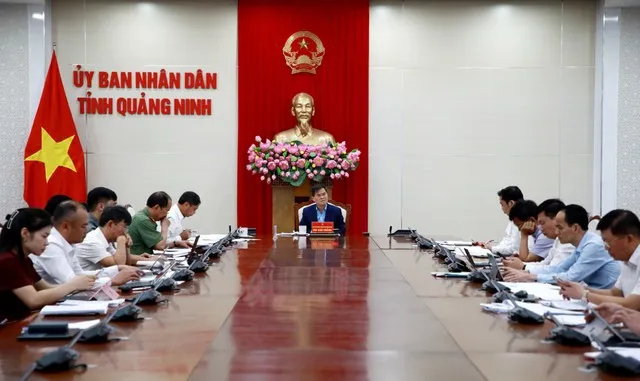 Ông Bùi Văn Khắng, Chủ tịch UBND tỉnh Quảng Ninh chủ trì cuộc họp đánh giá kết quả công tác giải ngân vốn đầu tư công. Ảnh: QMG