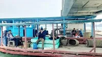 Các hộ dân có bè nuôi vi phạm bị cưỡng chế. (Ảnh: Thanh Vân/TTXVN)