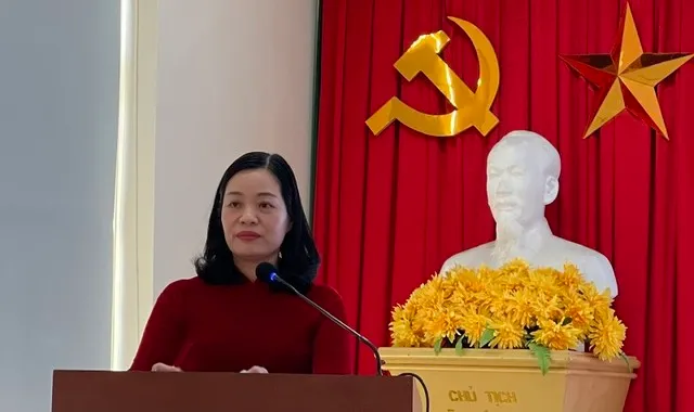 Bà Ngô Thị Vân – Trưởng Thống kê tỉnh Quảng Ninh thông tin tại buổi họp. Ảnh Tiến Dũng