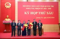 Lãnh đạo tỉnh Quảng Trị tặng hoa chúc mừng bà Phạm Thị Hân.