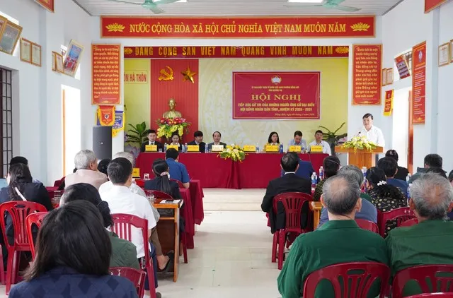 Toàn cảnh buổi tiếp xúc cử tri tại Tổ dân phố Hà Thôn, phường Đồng Hới, tỉnh Quảng Trị.