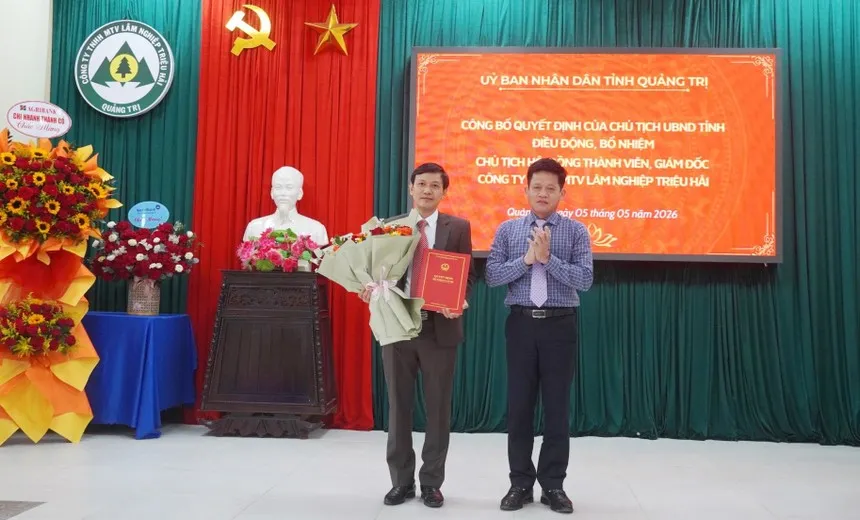 Phó Chủ tịch UBND tỉnh Quảng Trị Lê Văn Bảo trao quyết định điều động, bổ nhiệm ông Hoàng Ngọc Thành giữ chức vụ Chủ tịch Hội đồng thành viên, Giám đốc Công ty TNHH MTV Lâm nghiệp Triệu Hải.