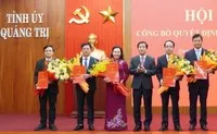 Bí thư Tỉnh ủy Quảng Trị Nguyễn Văn Phương trao quyết định và tặng hoa chúc mừng các cán bộ được điều động, luân chuyển. Ảnh: Linh Việt