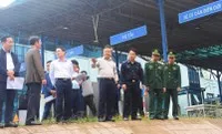 Phó Chủ tịch UBND tỉnh Quảng Trị Lê Đức Tiến (thứ tư từ phải ảnh) kiểm tra hạ tầng Cửa khẩu Quốc tế La Lay