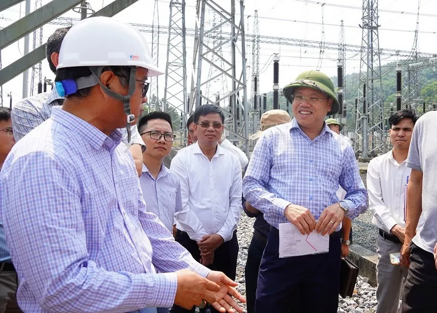 Phó Chủ tịch UBND tỉnh Quảng Trị Lê Đức Tiến (thứ hai từ phải ảnh) nghe báo cáo việc đấu nối truyền tải điện tại Trạm biến áp 220kV Hướng Tân với các dự án điện gió. Ảnh: Trường Nhật