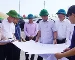Phó Chủ tịch Thường trực UBND tỉnh Quảng Trị Hoàng Nam (thứ ba, phải ảnh) nghe báo cáo tiến độ Dự án hạ tầng kỹ thuật khu dân cư phía Tây đường 36m, thôn Sa Động - Trung Bính.