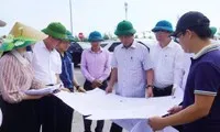 Phó Chủ tịch Thường trực UBND tỉnh Quảng Trị Hoàng Nam (thứ ba, phải ảnh) nghe báo cáo tiến độ Dự án hạ tầng kỹ thuật khu dân cư phía Tây đường 36m, thôn Sa Động - Trung Bính.