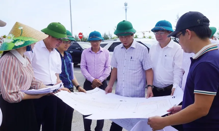 Phó Chủ tịch Thường trực UBND tỉnh Quảng Trị Hoàng Nam (thứ ba, phải ảnh) nghe báo cáo tiến độ Dự án hạ tầng kỹ thuật khu dân cư phía Tây đường 36m, thôn Sa Động - Trung Bính.