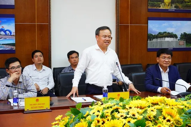 Phó Chủ tịch UBND tỉnh Quảng Trị Lê Đức Tiến trao đổi với các nhà đầu tư