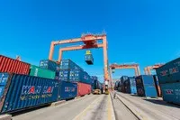 Cảng cạn là một bộ phận thuộc kết cấu hạ tầng giao thông vận tải, là đầu mối tổ chức vận tải gắn liền với hoạt động của cảng biển, cảng hàng không, cảng đường thủy nội địa, ga đường sắt, cửa khẩu đường bộ, đồng thời có chức năng là cửa khẩu đối với hàng hóa xuất khẩu, nhập khẩu bằng đường biển.