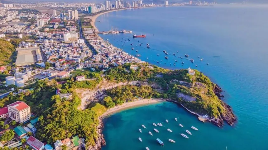 Phát triển Khánh Hòa là đô thị loại I và trở thành thành phố trực thuộc trung ương hiện đại, thông minh, xanh và bền vững; là cực tăng trưởng quan trọng của cả nước, đô thị biển - cửa ngõ quốc tế có sức cạnh tranh cao.