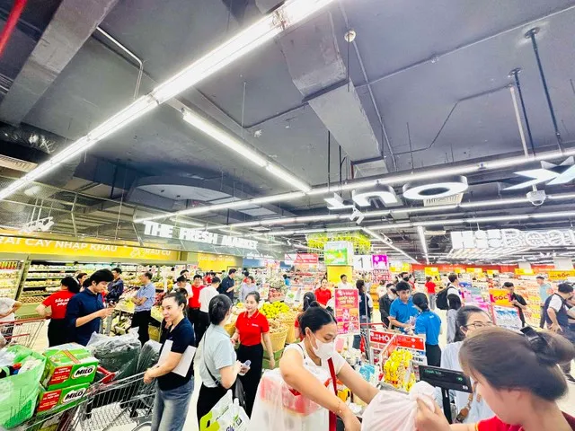 Tấp nập khách mua sắm tại siêu thị WinMart Biên Hòa.