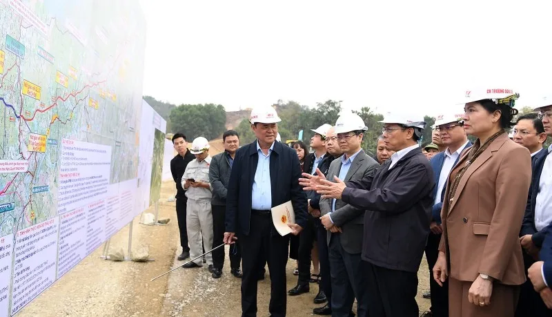 Phó Thủ tướng Bùi Thanh Sơn kiểm tra tiến độ Dự án xây dựng cao tốc Tuyên Quang-Hà Giang đoạn qua tỉnh Tuyên Quang tại nút giao Quốc lộ 37 - Ảnh: VGP.