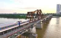 Một đoàn tàu tuyến Hà Nội - Đồng Đăng lưu thông qua cầu Long Biên.
