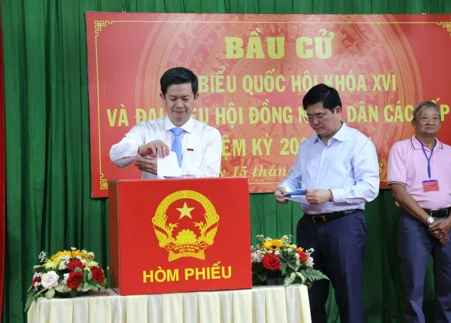 Ông Lê Quang Tùng - Ủy viên Ban Chấp hành Trung ương Đảng, Bí thư Thành ủy Cần Thơ bỏ phiếu tại Khu vực bỏ phiếu số 22, Đơn vị bầu cử số 5, phường Ninh Kiều.
