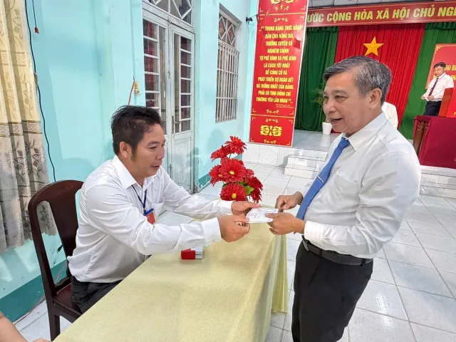 Ông Đồng Văn Thanh - Ủy viên Ban Chấp hành Trung ương Đảng, Phó Bí thư Thường trực Thành ủy, Chủ tịch HĐND Thành phố, Chủ tịch Ủy ban bầu cử TP. Cần Thơ bỏ phiếu tại Khu vực bỏ phiếu số 14, Đơn vị bầu cử số 5, xã Tân Hòa.