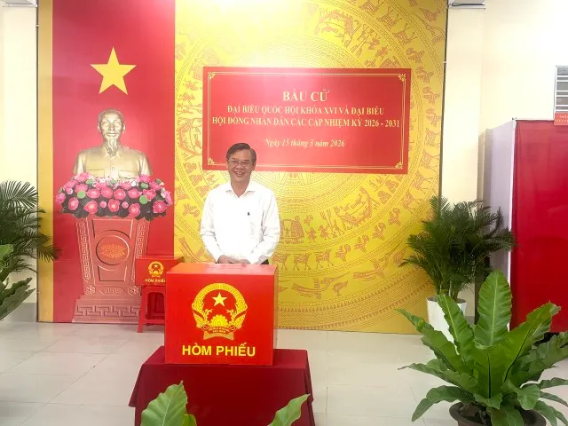 Ông Trương Cảnh Tuyên - Phó Bí thư Thành ủy, Chủ tịch UBND TP. Cần Thơ bỏ phiếu tại Khu vực bỏ phiếu số 3, Đơn vị bầu cử số 1, Phường Tân An.