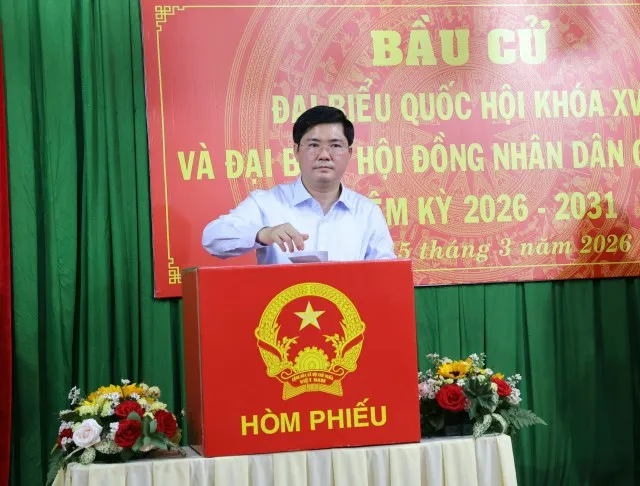 Ông Nguyễn Tuấn Anh - Phó Bí thư Thành ủy, Trưởng Đoàn đại biểu Quốc hội TP. Cần Thơ bỏ phiếu tại Khu vực bỏ phiếu số 22, Đơn vị bầu cử số 5, phường Ninh Kiều