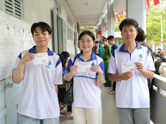 Sinh viên Đại học Cần Thơ đi bầu cử tại Khu vực bỏ phiếu số 40 phường Ninh Kiều (Đại học Cần Thơ).