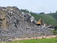 Mỏ đá sét vôi làm vật liệu xây dựng thông thường tại thôn 5, xã Thượng Long, huyện Nam Đông, tỉnh Thừa Thiên Huế. Ảnh: Phước Tuần