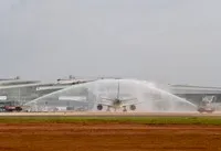 Chuyến bay mang số hiệu VN5001 được chào đón bằng nghi thức phun vòi rồng.