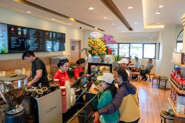 Cửa hàng Highlands Coffee trên đỉnh Bà Nà thu hút đông khách ngay những ngày đầu mở cửa