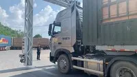 Hoạt động soi chiếu container của cơ quan hải quan.