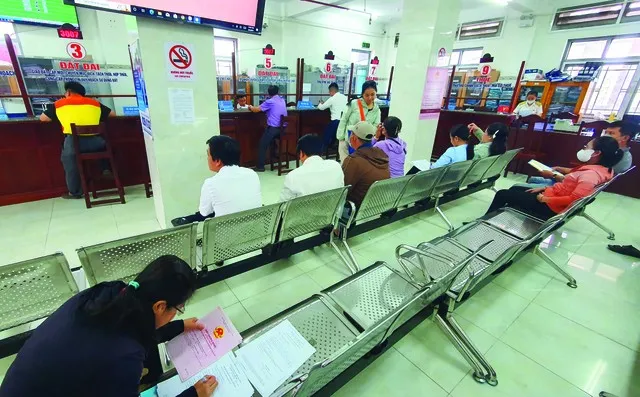 Người dân làm thủ tục đất đai tại huyện Nhơn Trạch. Ảnh: Lê Toàn.