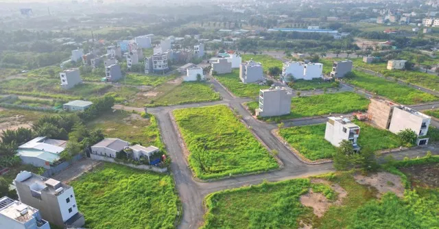 Tại phân khúc đất nền vùng ven, việc rao bán “hàng ngộp” diễn ra khá phổ biến. Ảnh: Lê Toàn.