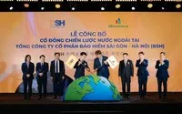 Ông Đỗ Quang Vinh - Chủ tịch HĐQT BSH và ông Jeong Jong Pyo - Tổng giám đốc DBI thực hiện nghi lễ cắm cờ chính thức đánh dấu sự hợp nhất giữa BSH & DBI (Ảnh: BSH).