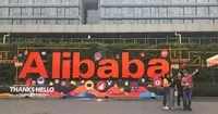 Cổ phiếu Alibaba niêm yết tại Hong Kong rớt giá 1% trong ngày 25/8. Ảnh: AFP