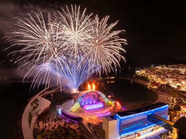 Sun Entertainment &amp; Hospitality Group có nhiều sản phẩm du lịch nổi bật tại Nam đảo Phú Quốc, trong đó có show Kiss of the Sea và bắn pháo hoa hàng đêm