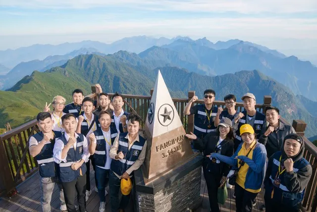 Các nhân viên Sun Group tại Fansipan Legend (Sa Pa)