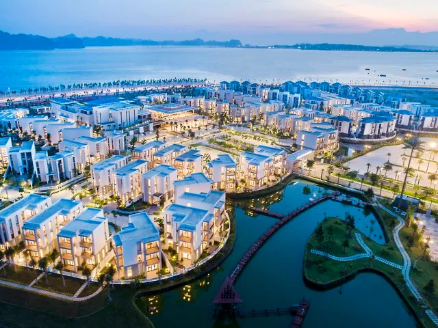 Tọa lạc bên bờ biển Bãi Cháy, Oakwood Hạ Long mang đến không gian nghỉ dưỡng thanh lịch, đậm chất riêng.