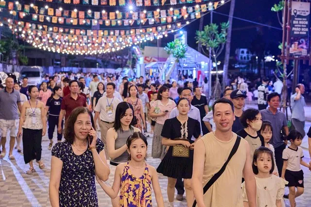 Từ dự án, chỉ vài bước chân, cư dân và du khách có thể tận hưởng bầu không khí sôi động tại chợ đêm VUI-Fest. Ảnh: Ánh Dương.