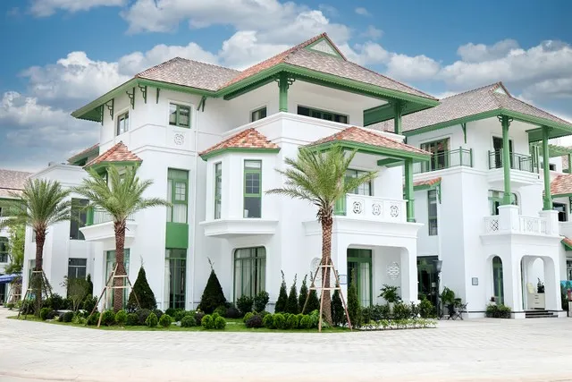 Khu nhà mẫu hiện đại với thiết kế hài hòa giữa không gian cảnh quan (Ảnh: Ánh Dương)
