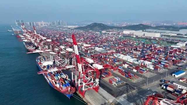 Quang cảnh cảng hàng hóa tại Thanh Đảo, tỉnh Sơn Đông, Trung Quốc. Ảnh: THX/TTXVN