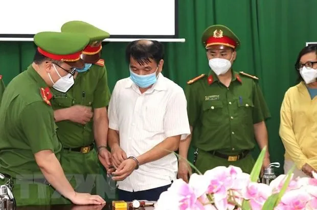 Cơ quan Cảnh sát Điều tra - Công an tỉnh Hà Giang thi hành quyết định bắt tạm giam 4 tháng đối với bị can Nguyễn Trần Tuấn, Giám đốc CDC Hà Giang. (Ảnh: Minh Tâm/TTXVN).
