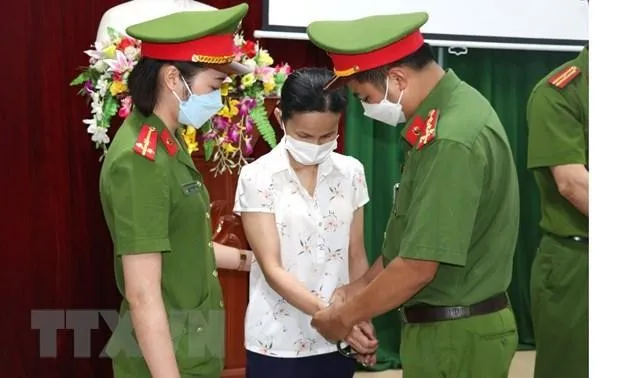 Cơ quan Cảnh sát Điều tra - Công an tỉnh Hà Giang thi hành lệnh khởi tố, lệnh khám xét, bắt tạm giam 4 tháng đối với bị can Phan Thị Nga, Trưởng khoa xét nghiệm CDC Hà Giang. (Ảnh: Minh Tâm/TTXVN).