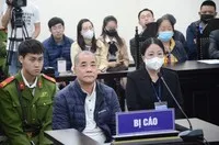 Cựu Phó chánh văn phòng Sở Tài nguyên và Môi trường Hà Nội cùng vợ hầu tòa trước cáo buộc lợi dụng tín nhiệm chiếm đoạt tài sản.