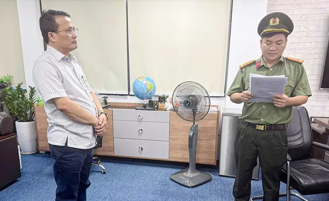 Công an đọc lệnh bắt giữ đối tượng Nguyễn Văn Hạ
