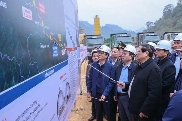 Thủ tướng Phạm Minh Chính kiểm tra, đôn đốc, thúc đẩy tiến độ dự án đường bộ cao tốc Đồng Đăng (Lạng Sơn) - Trà Lĩnh (Cao Bằng) và trò chuyện cùng người lao động tại công trường - Ảnh: VGP.