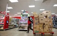 Nhân viên làm việc tại một cửa hàng bán lẻ Target ở thành phố Chicago, Mỹ. Ảnh: AFP