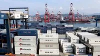 Trong nửa đầu năm 2025, xuất khẩu của Trung Quốc tăng 5,9% so với cùng kỳ năm trước, trong khi nhập khẩu giảm 3,9%. Ảnh: AFP
