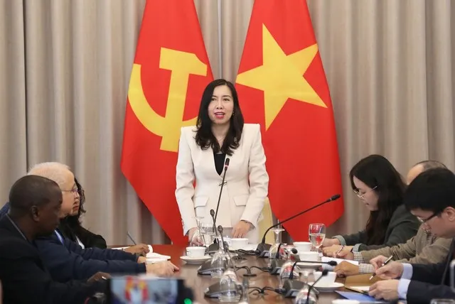 Thứ trưởng Ngoại giao Lê Thị Thu Hằng phát biểu tại buổi tiếp.