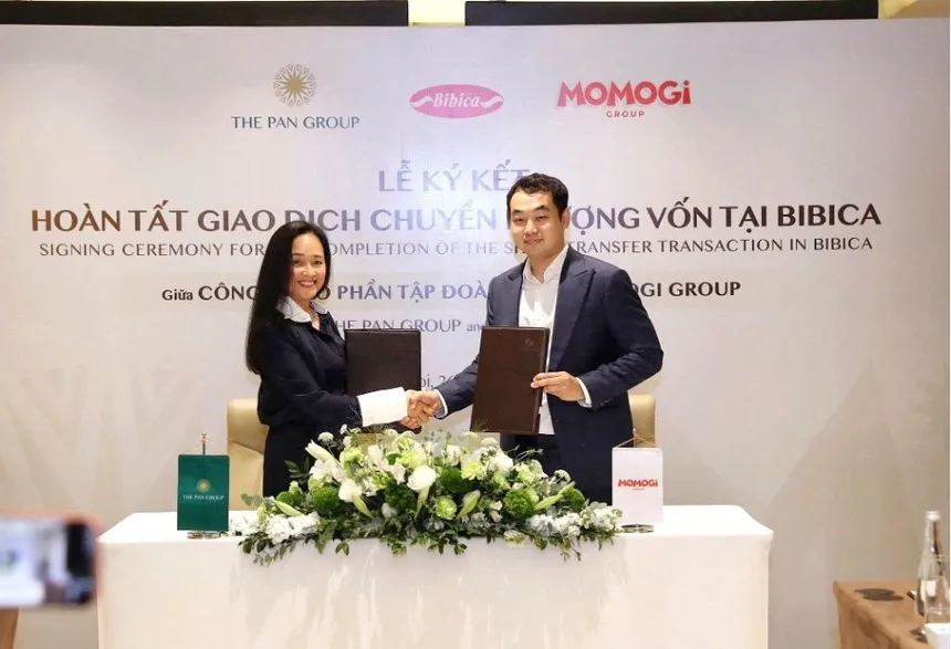 Bà Nguyễn Thị Trà My, Tổng giám đốc Tập đoàn PAN và ông Yen Gunadi, đại diện Ban Lãnh đạo Momogi Group ký biên bản hoàn tất giao dịch chuyển nhượng vốn tại Bibica.