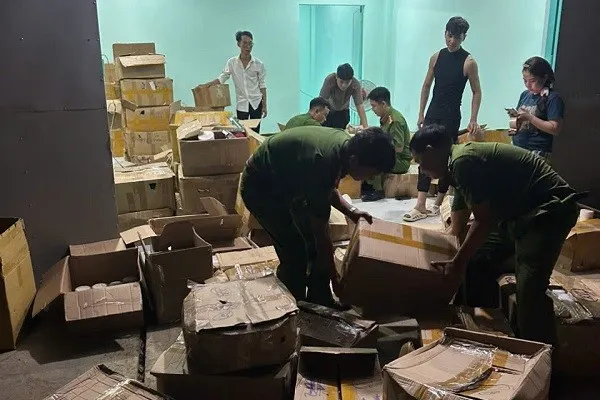 Lực lượng chức năng khám xét thu giữ quả tang mỹ phẩm giả bằng hóa chất quy mô lớn.