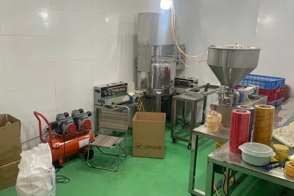 Trang thiết bị để các đối tượng sản xuất mỹ phẩm giả.